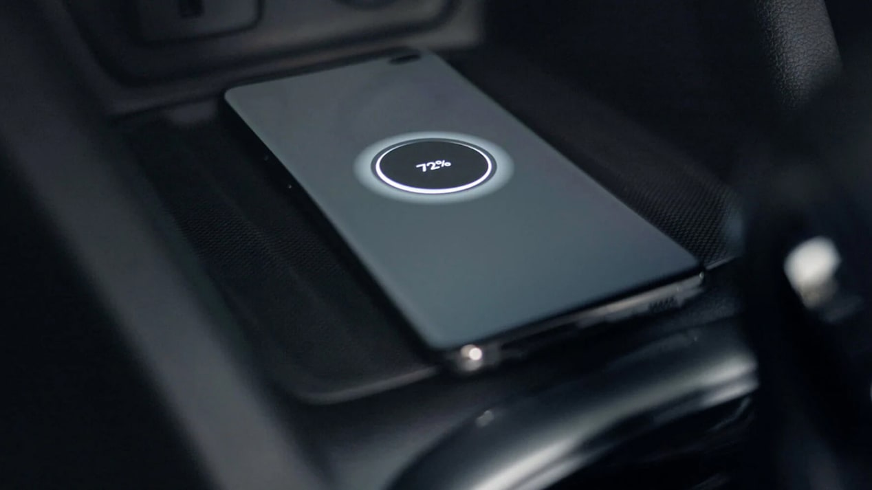 Celular cargando de forma inalámbrica en la Chevrolet Tracker.