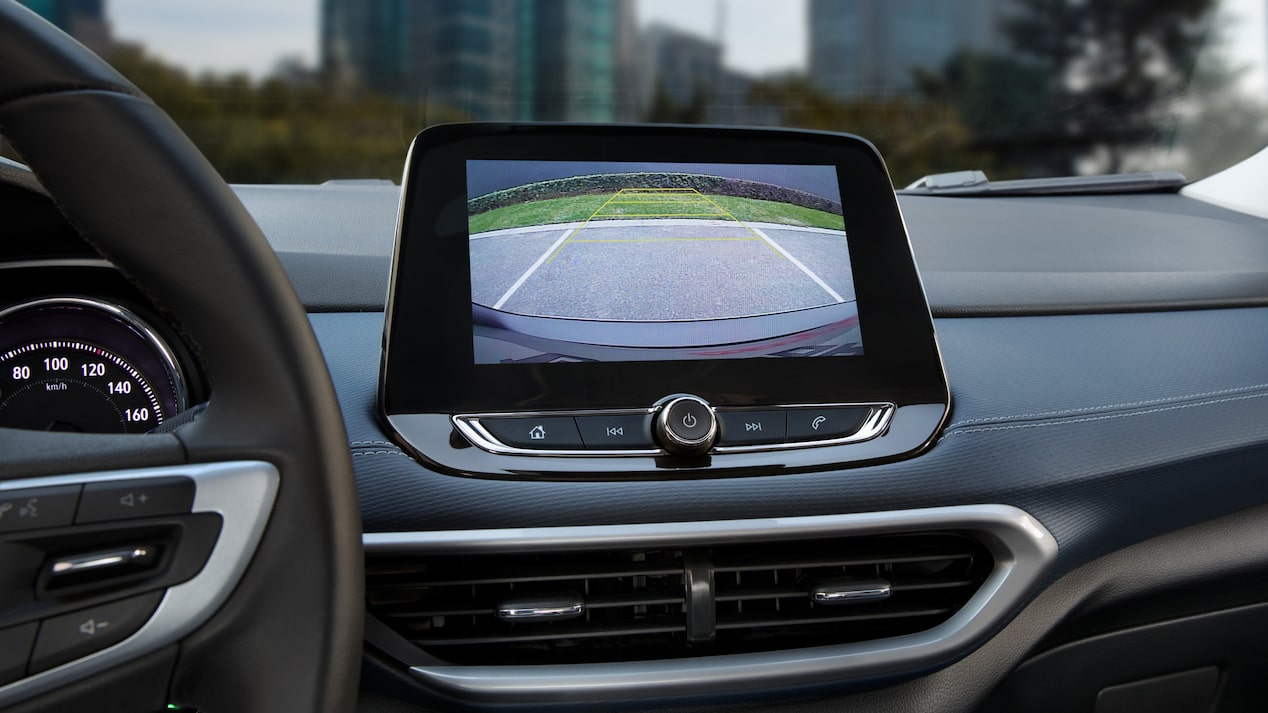 Panel digital de la Chevrolet Tracker mostrando la cámara de retroces y sensor integrado. 