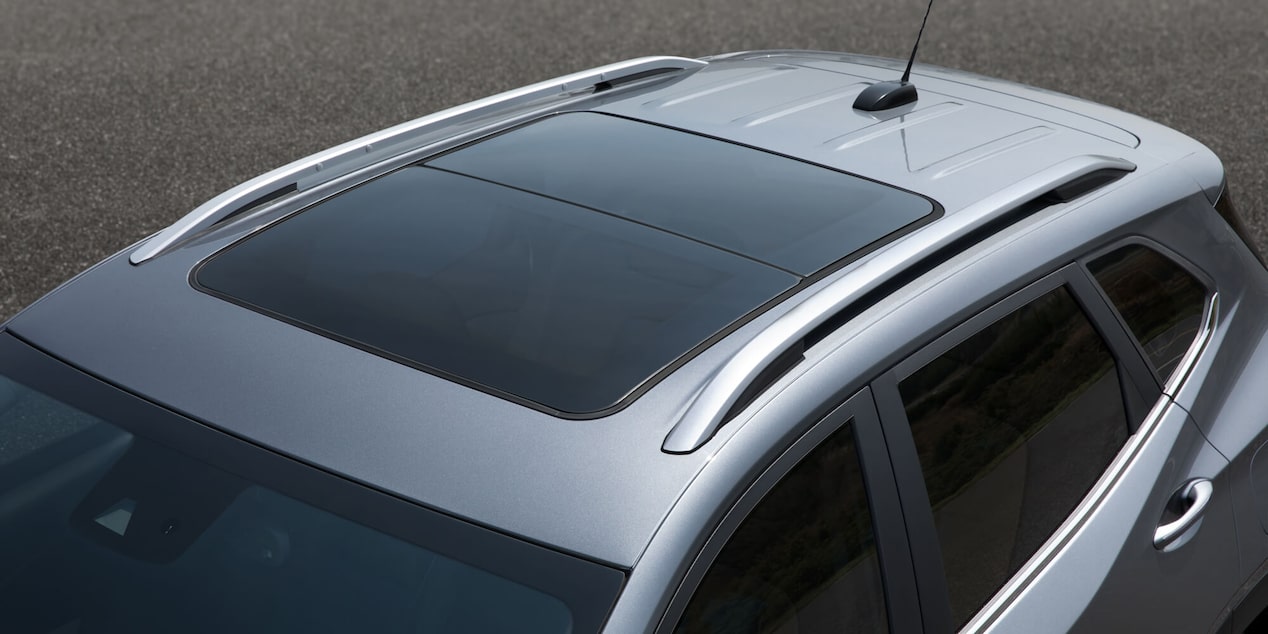Vista en detalle exterior y superior del techo solar panorámico de la Chevrolet Tracker.