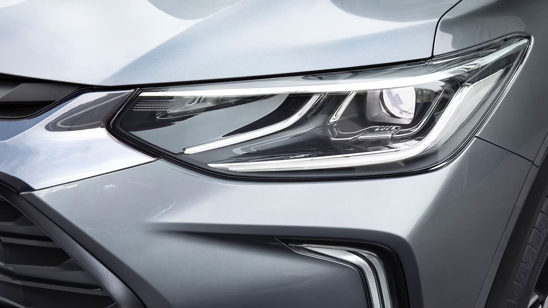 Vista en detalle de un faro delatero de la Chevrolet Tracker.