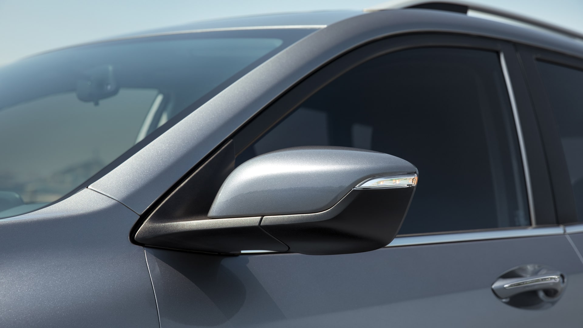 Vista en detalle del espejo con luces direccionadas de la Chevrolet Tracker.