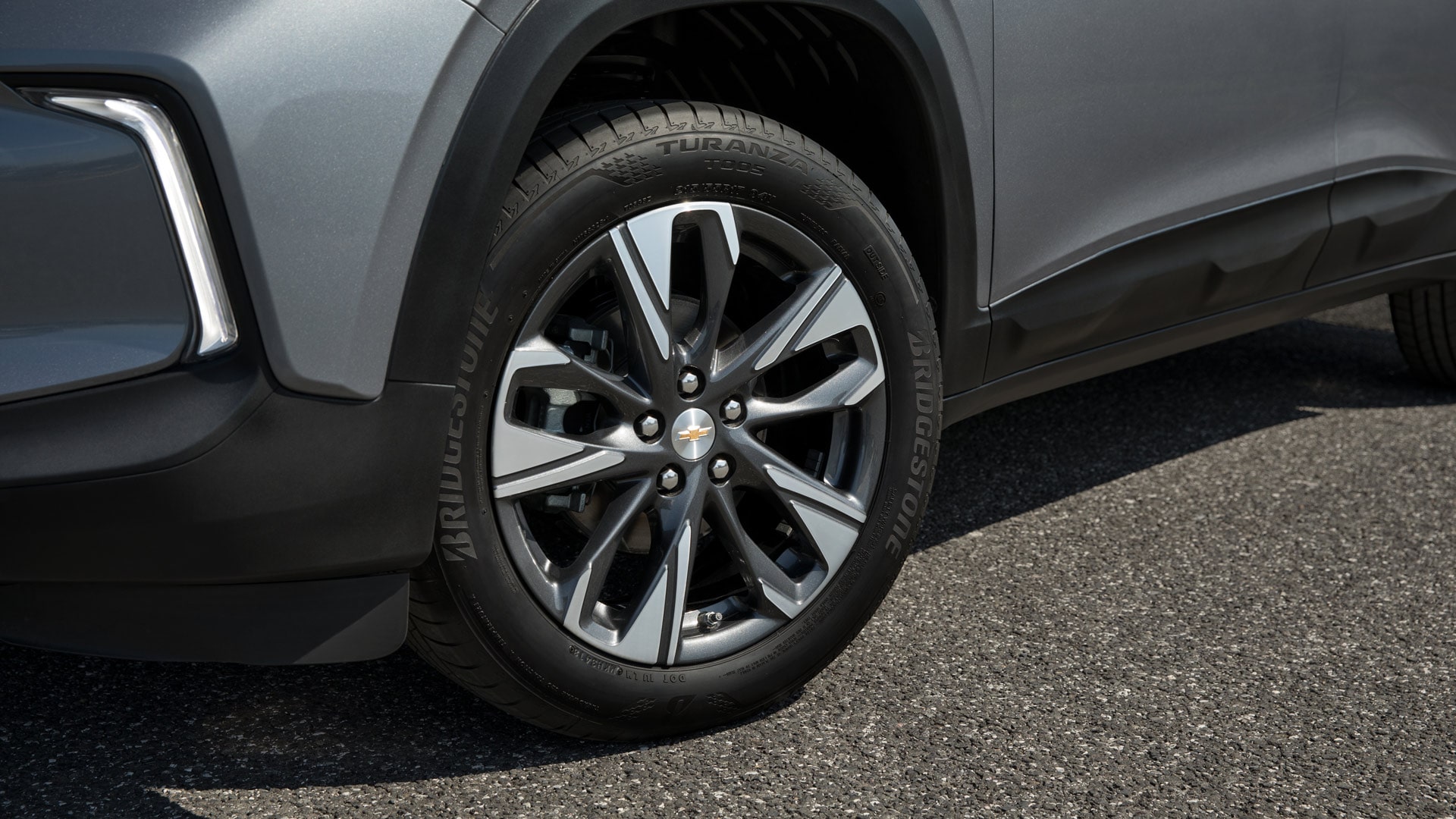 Vista en detalle de los aros de aleación con llantas de la Chevrolet Tracker.