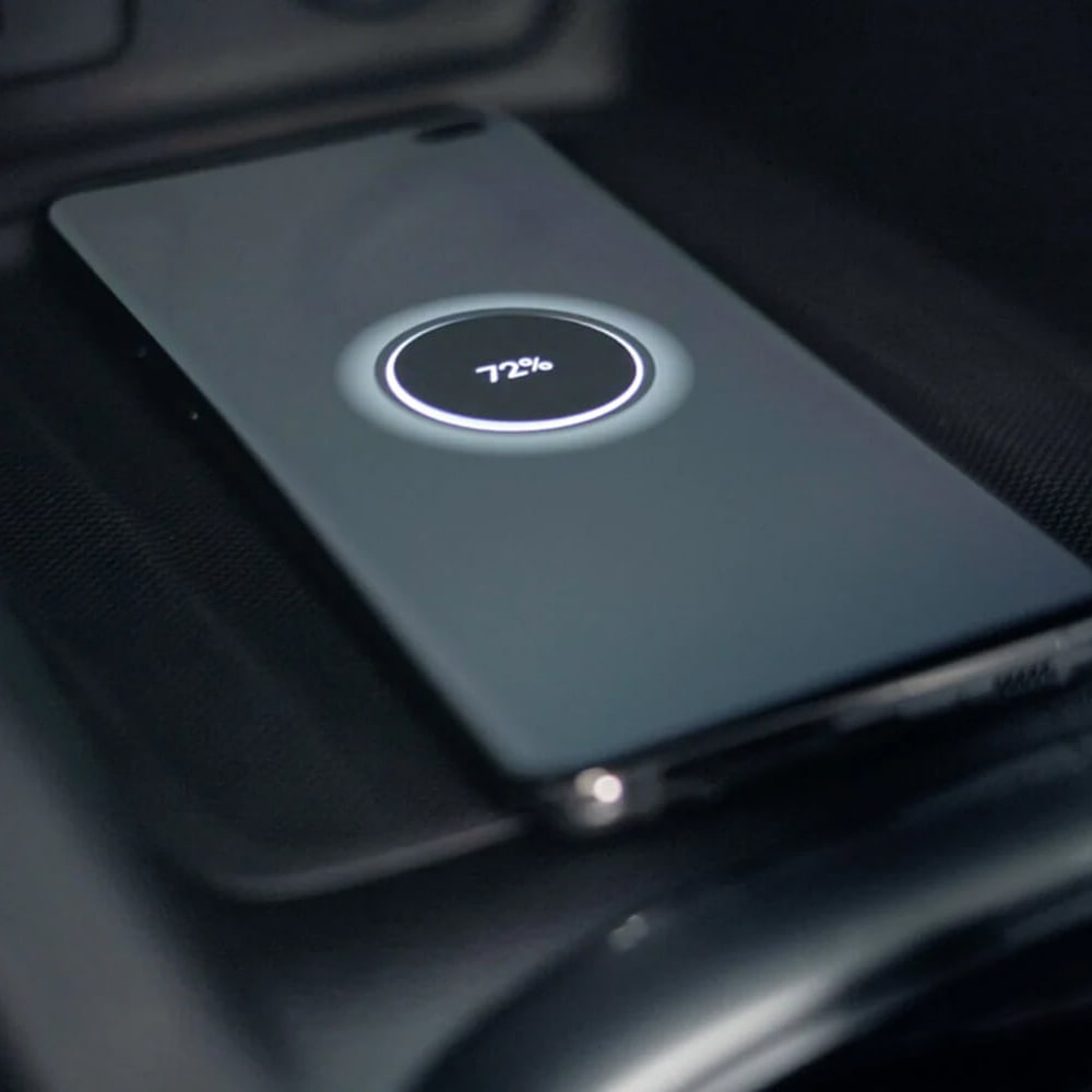 Celular cargando de forma inalámbrica en la Chevrolet Tracker.