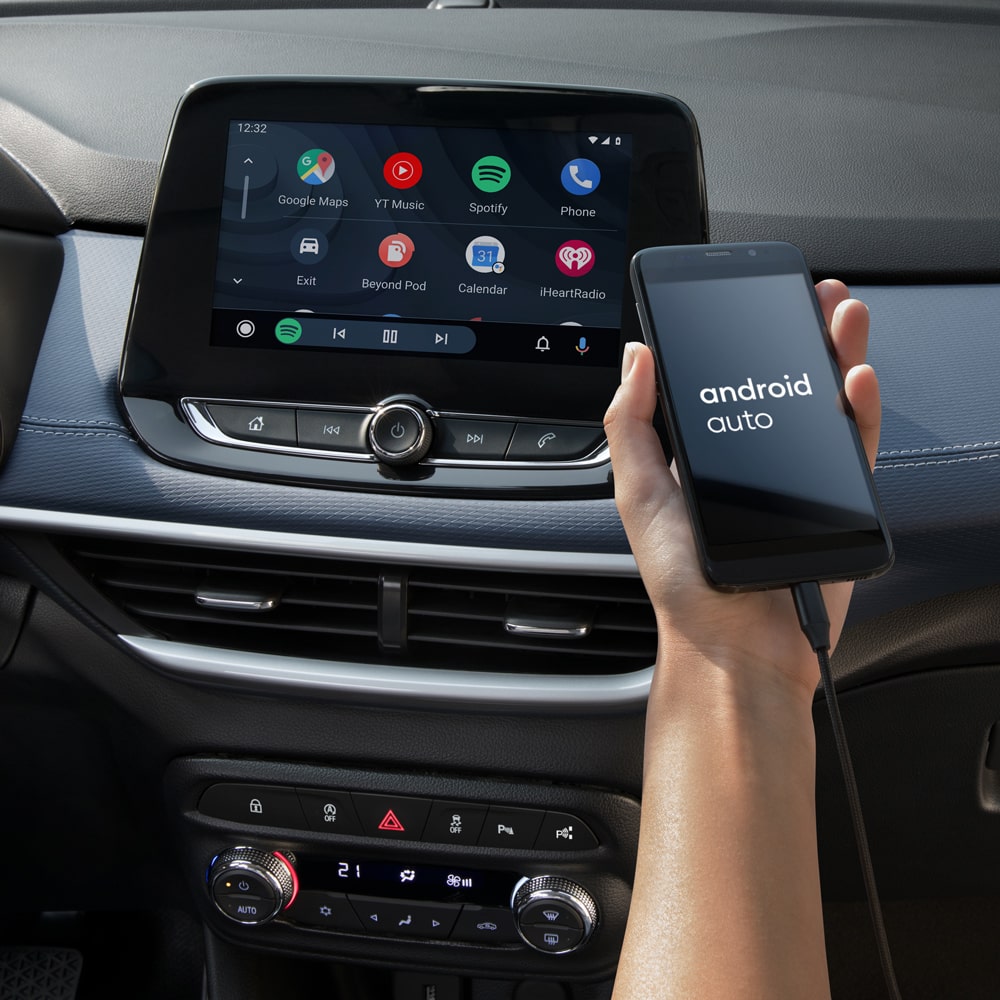 Conectividad de Android Auto en la Chevrolet Tracker, integrando el celular con la pantalla táctil.