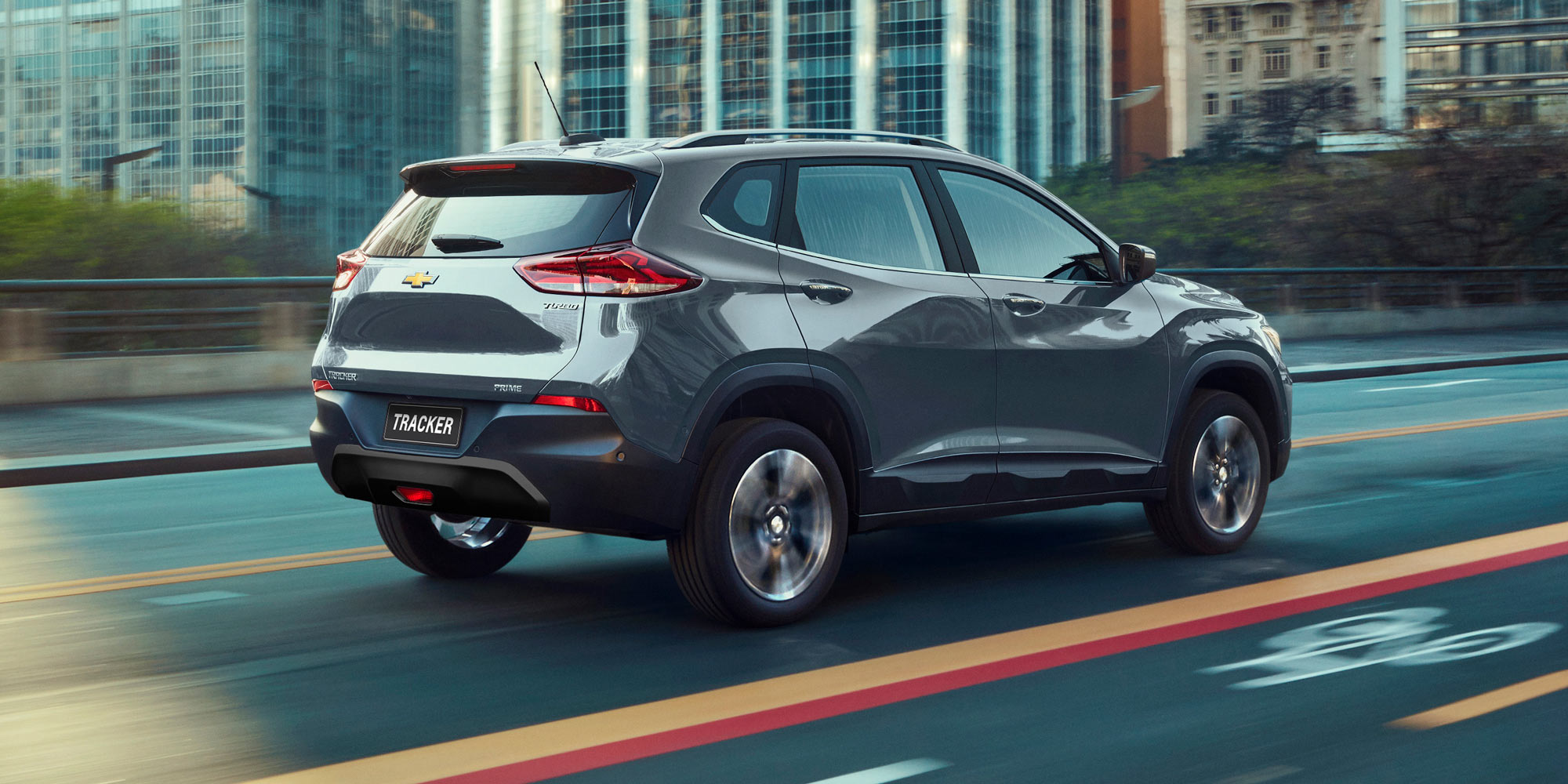 Vista trasera de la Chevrolet Tracker circulando por zona urbana.