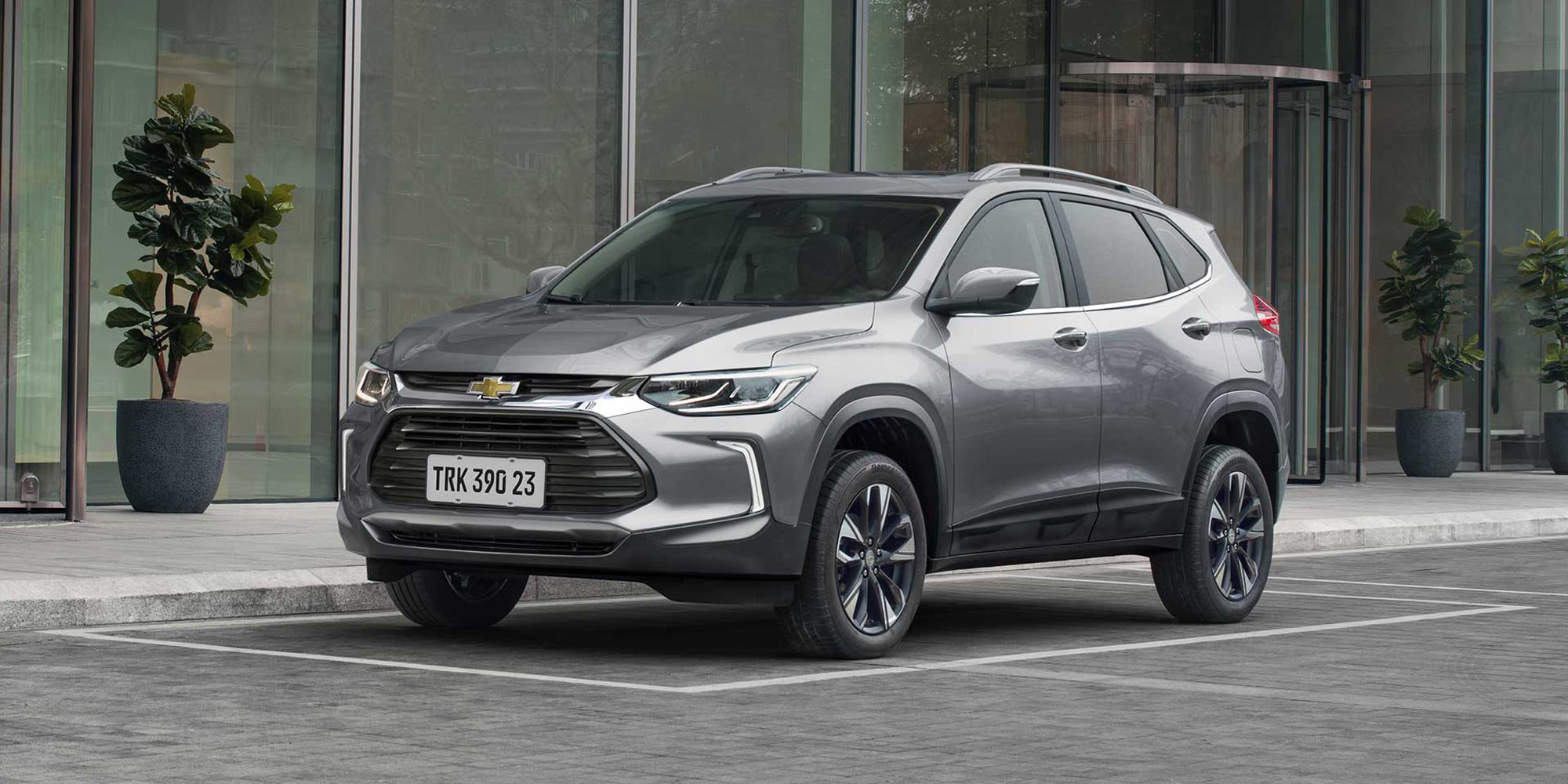 Chevrolet Tracker estacionada en frente a un edificio.