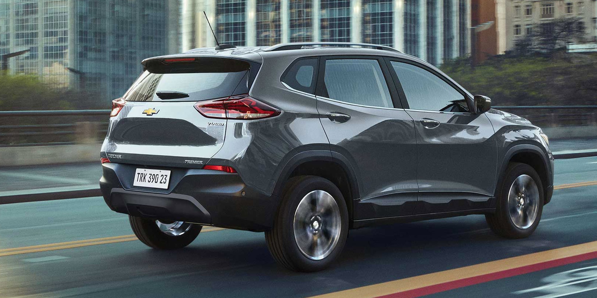 Vista trasera de la Chevrolet Tracker circulando por zona urbana.