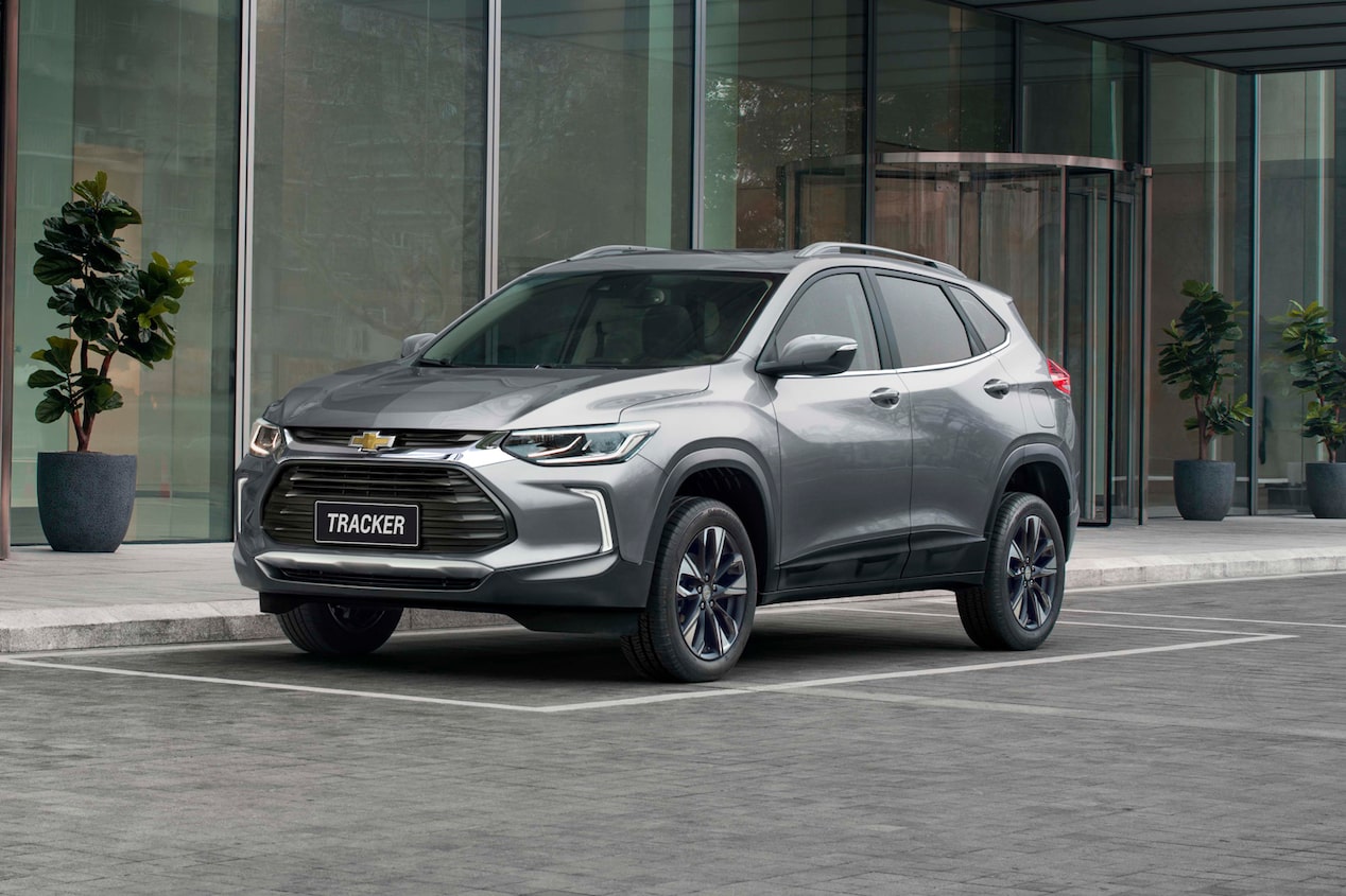Chevrolet Tracker estacionada en frente a un edificio.