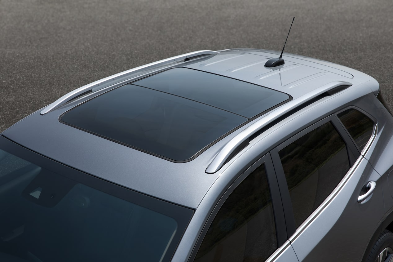 Vista en detalle exterior y superior del techo solar panorámico de la Chevrolet Tracker.