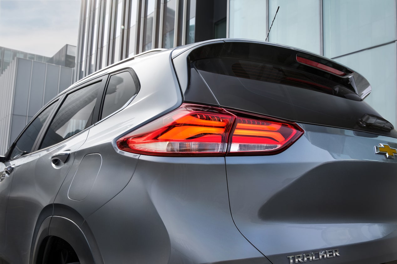 Vista trasera de la Chevrolet Tracker, destacando faros traseros.