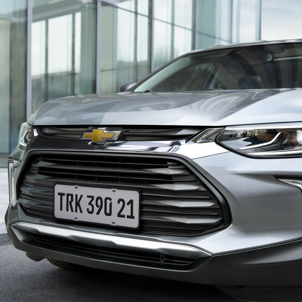 Vista frontal de la Chevrolet Tracker destacando faros delanteros.