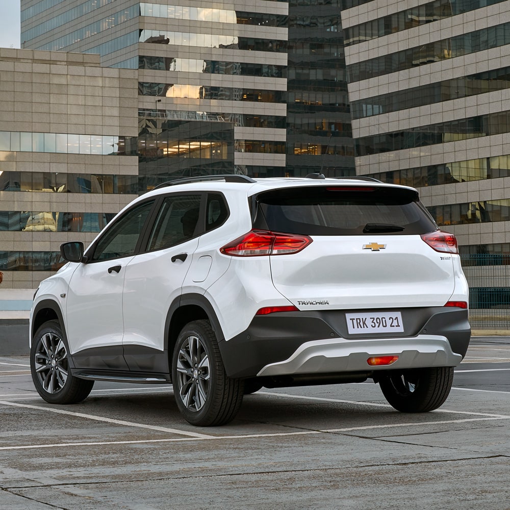 Vista trasera de la Chevrolet Tracker estacionada en un parking exterior.