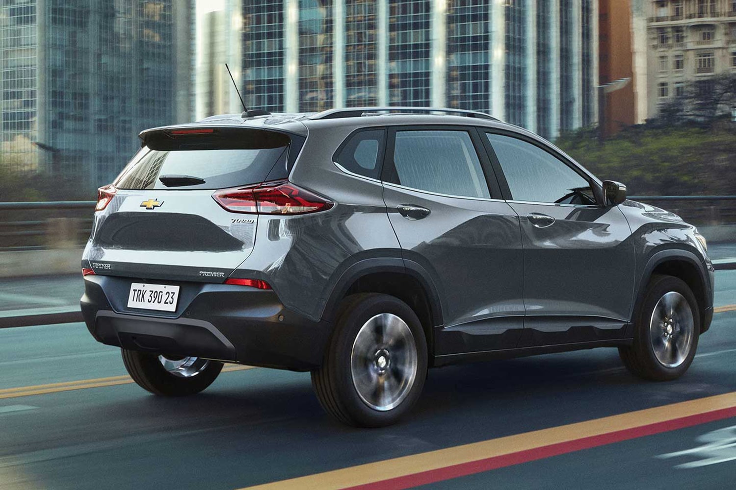 Vista trasera de la Chevrolet Tracker circulando por zona urbana.