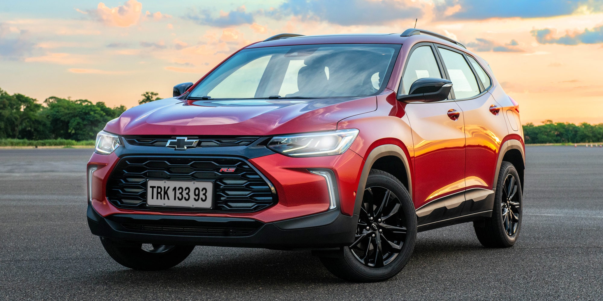 Chevrolet Tracker RS estacionada en zona descampada.