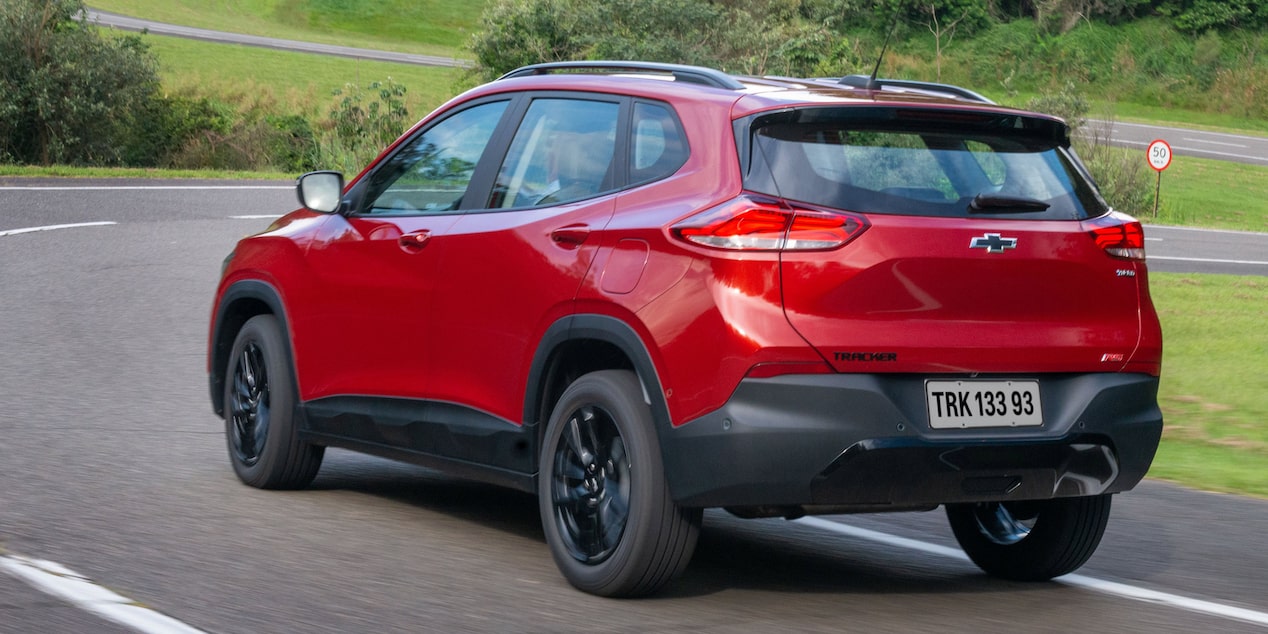 Vista trasera dela Chevrolet Tracker RS circulando sobre la carretera.