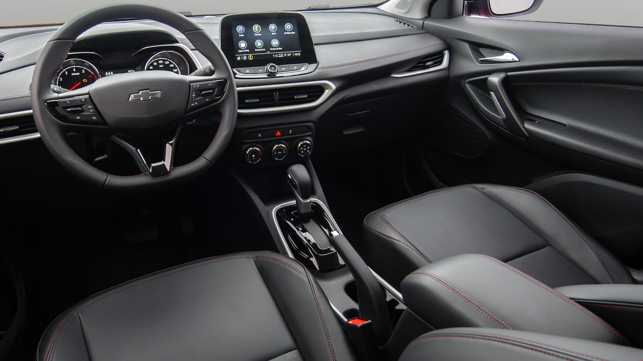 Vista interior y delantera de la Chevrolet Tracker RS.