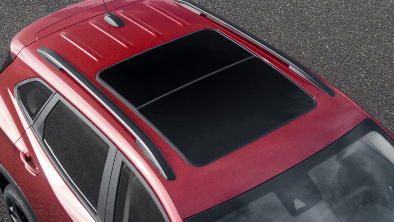 Vista superior de la Chevrolet Tracker RS, destacando el techo solar panorámico.