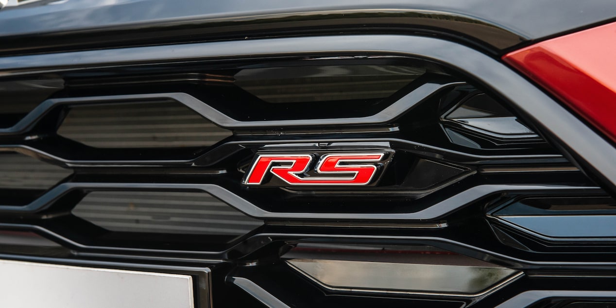 Vista en detalle de la insignia RS en la Chevrolet Tracker RS.