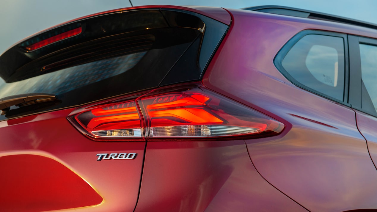 Vista trasera de la Chevrolet Tracker RS, destacando faros traseros y la insignia Turbo debajo.