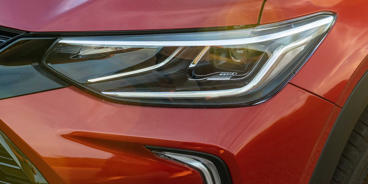 Primer plano de faro delantero de la Chevrolet Tracker RS.
