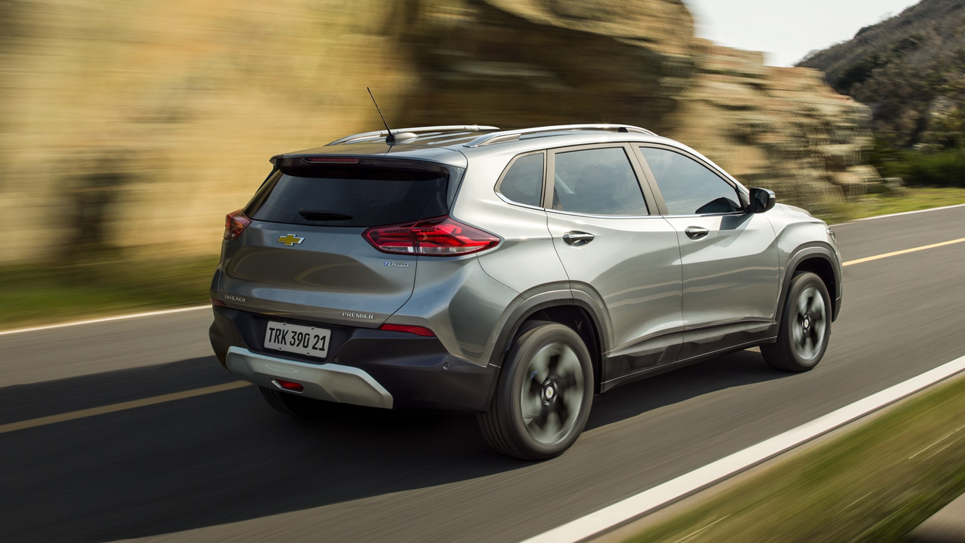 Vista trasera de la Chevrolet Tracker circulando por carretera.