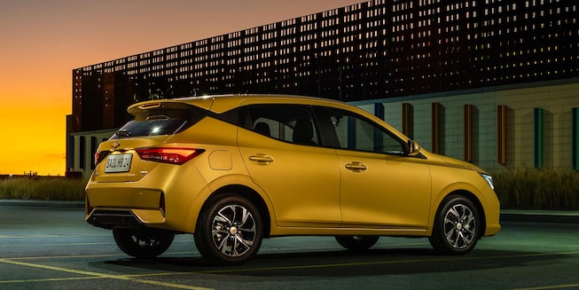 Chevrolet Sail Hatchback, vista posterior lateral ciudad