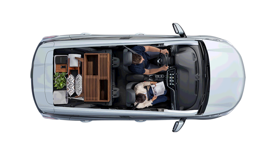 Configuración de carga del nuevo auto eléctrico Chevrolet Bolt EUV con ambos asientos traseros reclinados