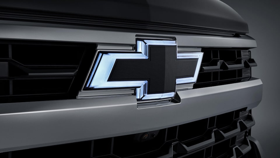 Embellece tu camioneta Chevrolet Silverado con la insignia bowtie iluminada