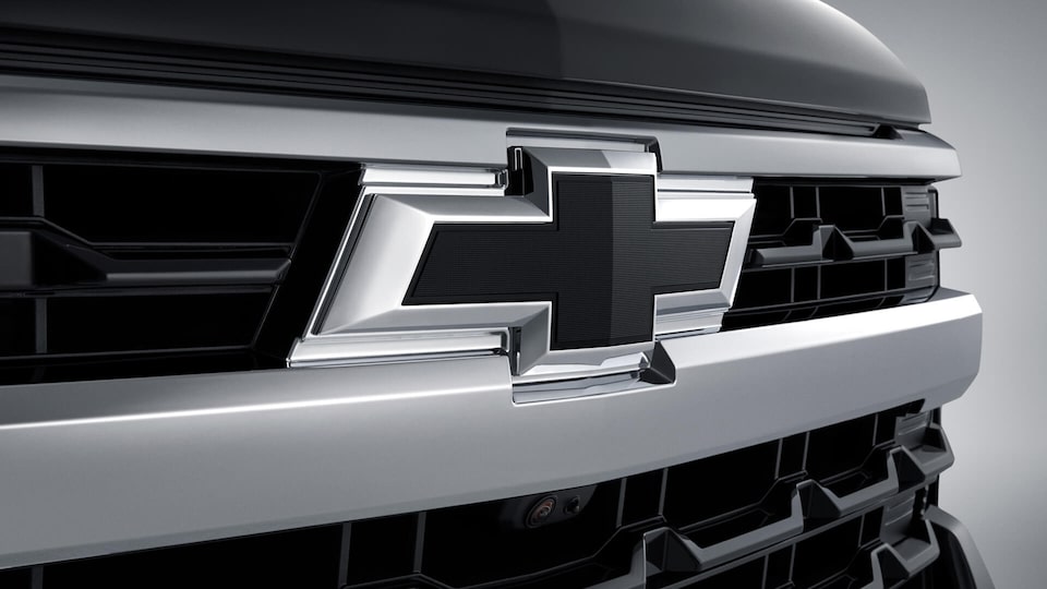Embellece tu camioneta Chevrolet Silverado con la insignia bowtie negra
