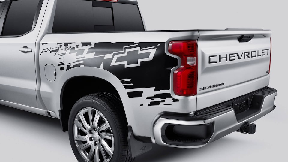 El sticker lateral off road le brinda a tu camioneta Chevrolet Silverado un aspecto más agresivo e imponente
