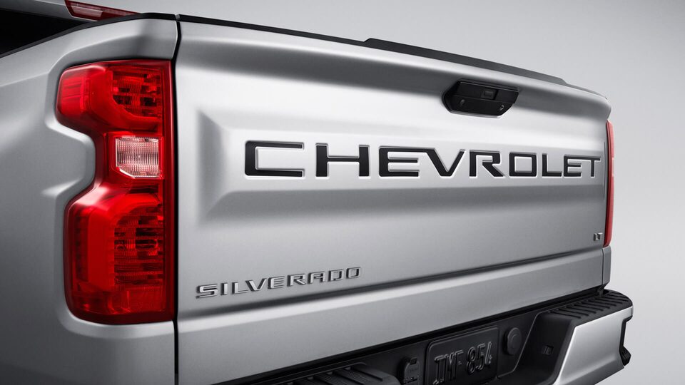 El sticker para el portalón resalta el aspecto robusto  de tu camioneta Chevrolet Silverado