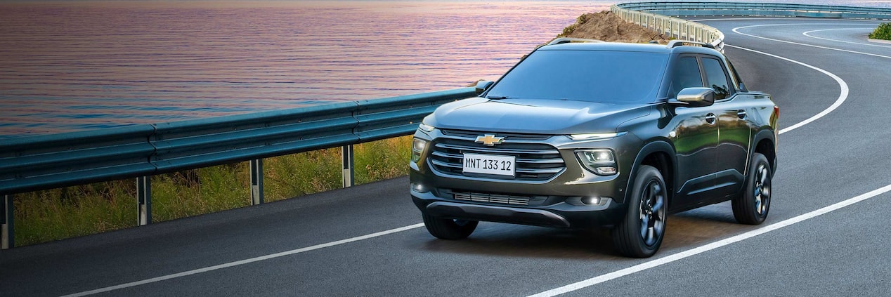 Chevrolet Montana verde en carretera