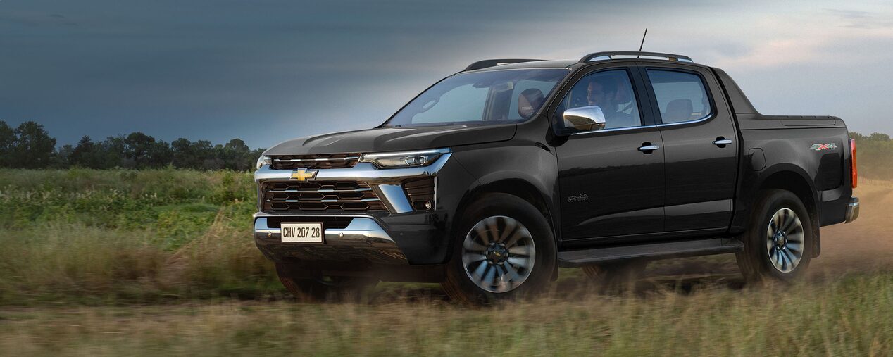 Chevrolet Colorado gris volcano en campo