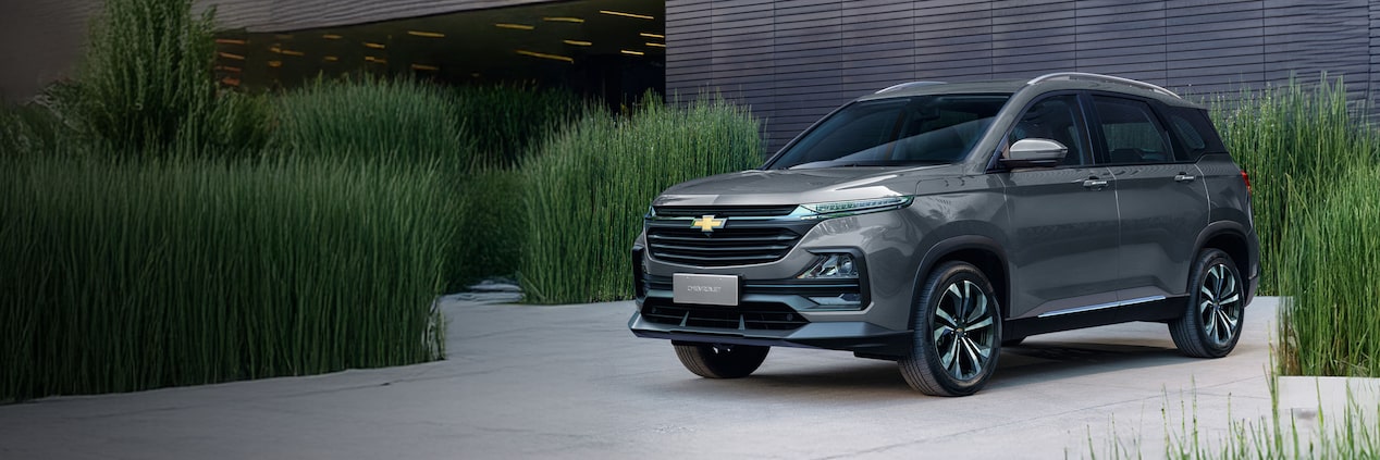 Chevrolet Captiva plata estacionada