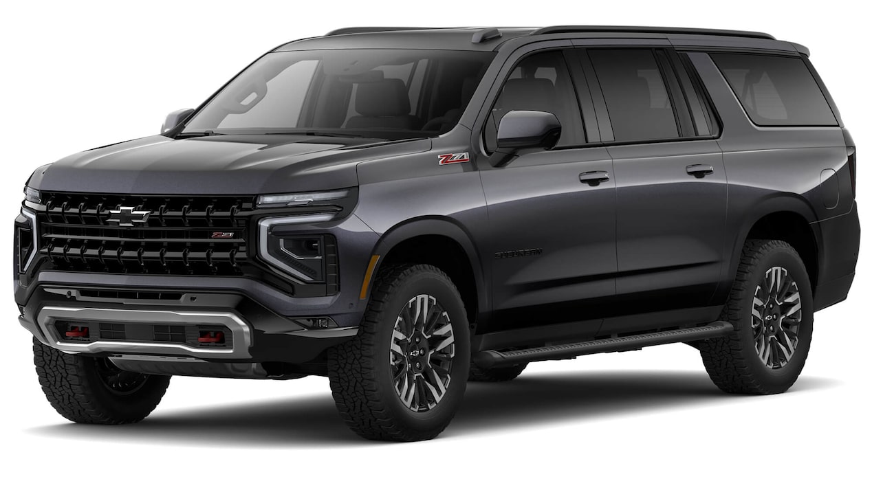 Vista lateral frontal de la Chevrolet Suburban Z71 2025 en color gris oscuro, ideal para mostrar diseño, parrilla y altura off-road