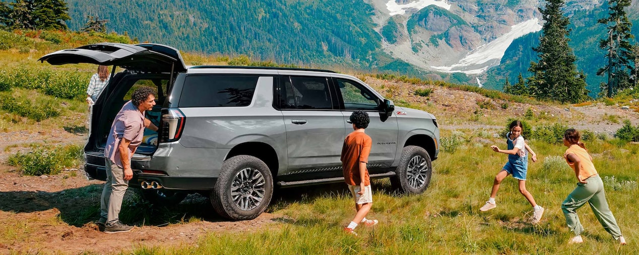 Chevrolet Suburban Z71 2025 en paisaje montañoso con familia disfrutando de la naturaleza, destacando amplitud, aventura y versatilidad