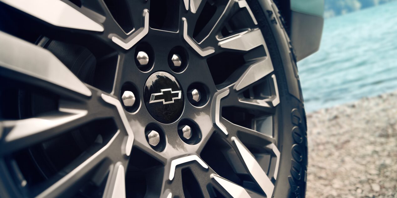 Detalle de aro de aleación Chevrolet Suburban Z71 2025 con logo Chevrolet y diseño deportivo cerca al lago