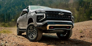 Vista frontal baja de la Chevrolet Suburban Z71 2025 recorriendo camino off-road con suspensión elevada y diseño robusto