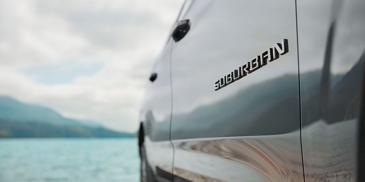 Vista lateral del nombre de la Chevrolet Suburban Z71 2025