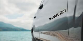 Niña bajando del asiento trasero de una Chevrolet Suburban 2025 junto a su madre, destacando espacio y comodidad para la familia