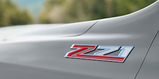 Detalle del emblema Z71 en la carrocería de la Chevrolet Suburban, representando su capacidad todoterreno