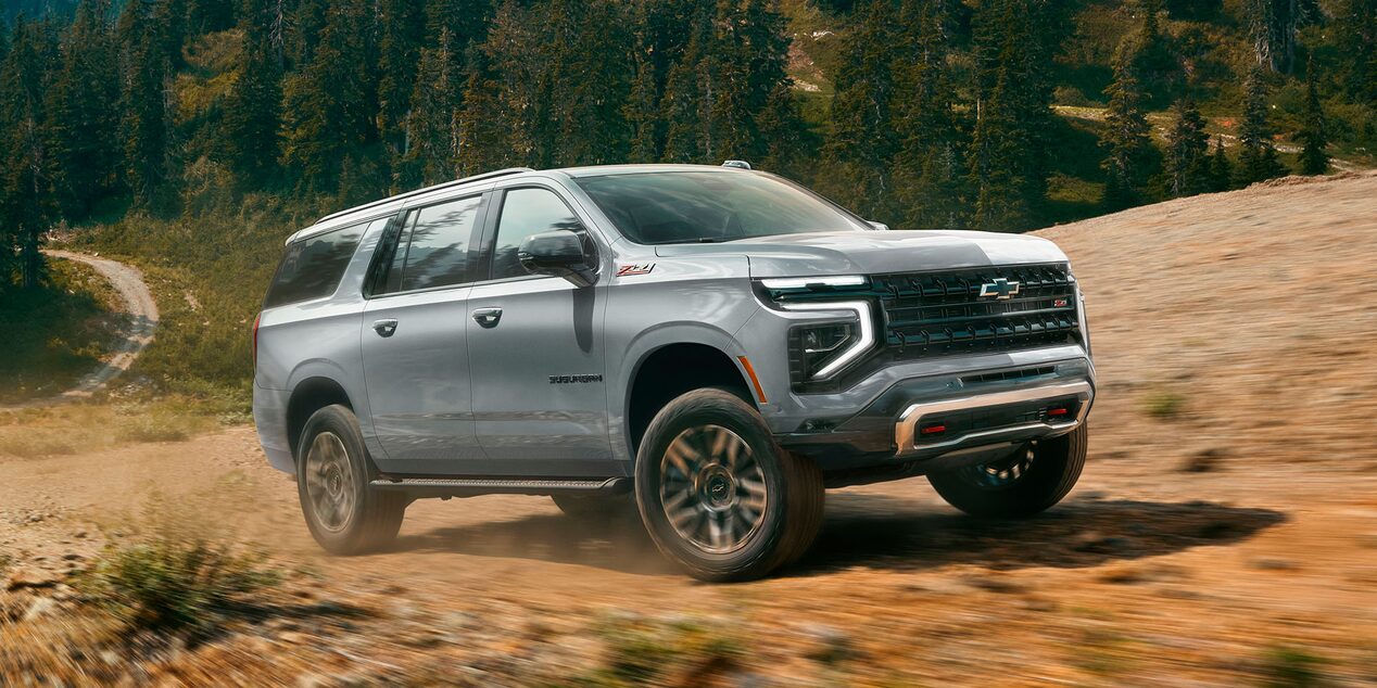 Chevrolet Suburban Z71 en terreno off-road mostrando su potencia, diseño imponente y capacidad todoterreno