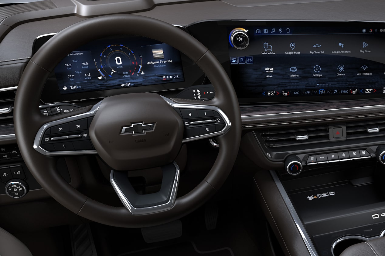 Interior de la Chevrolet Suburban mostrando el volante multifunción y doble pantalla digital de alta tecnología