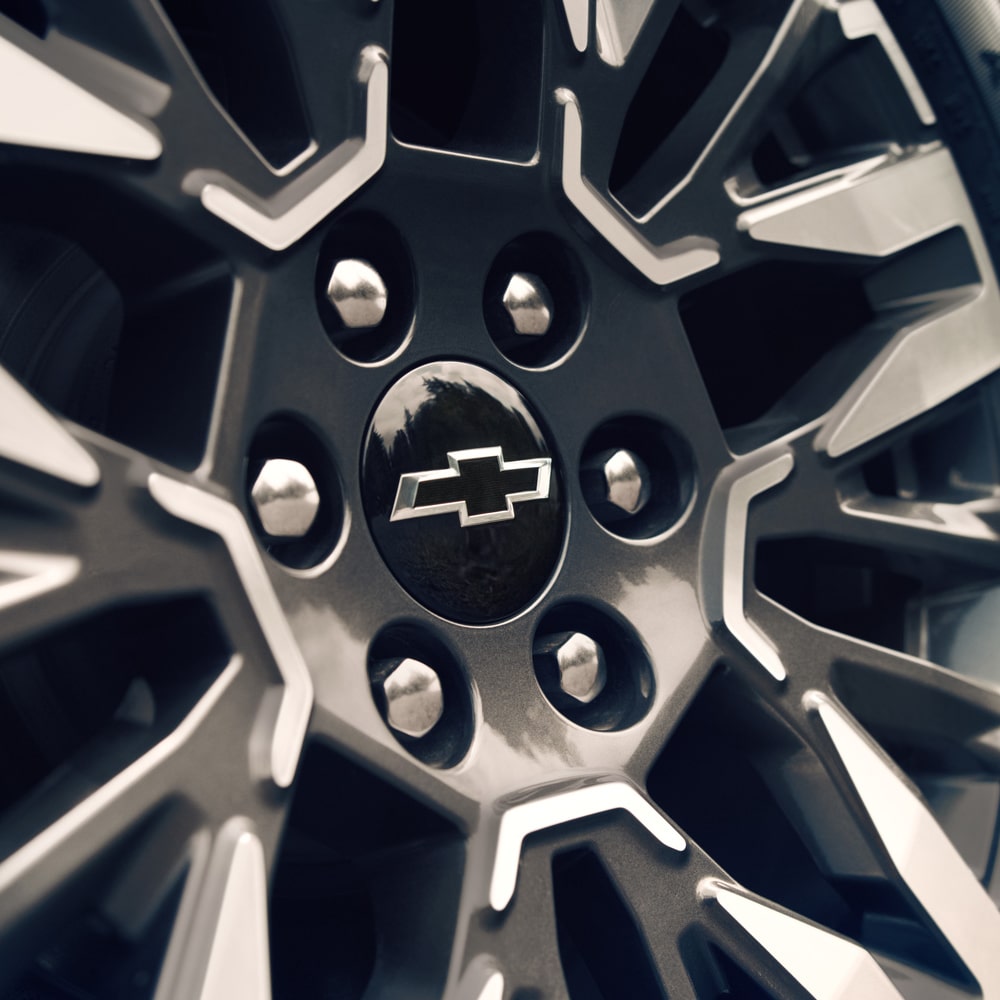 Detalle de aro de aleación Chevrolet Suburban Z71 2025 con logo Chevrolet y diseño deportivo cerca al lago