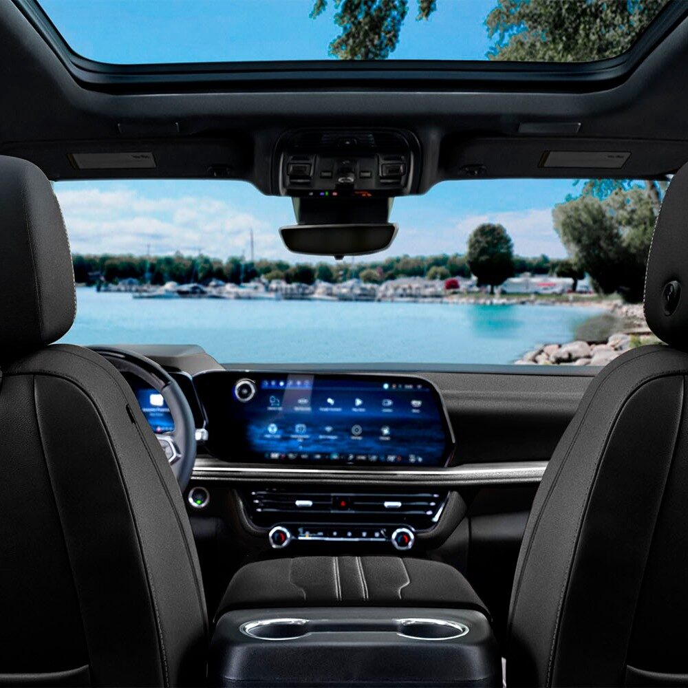 Vista interior de la Chevrolet Suburban, desde la perspectiva de los asientos de la segunda fila.