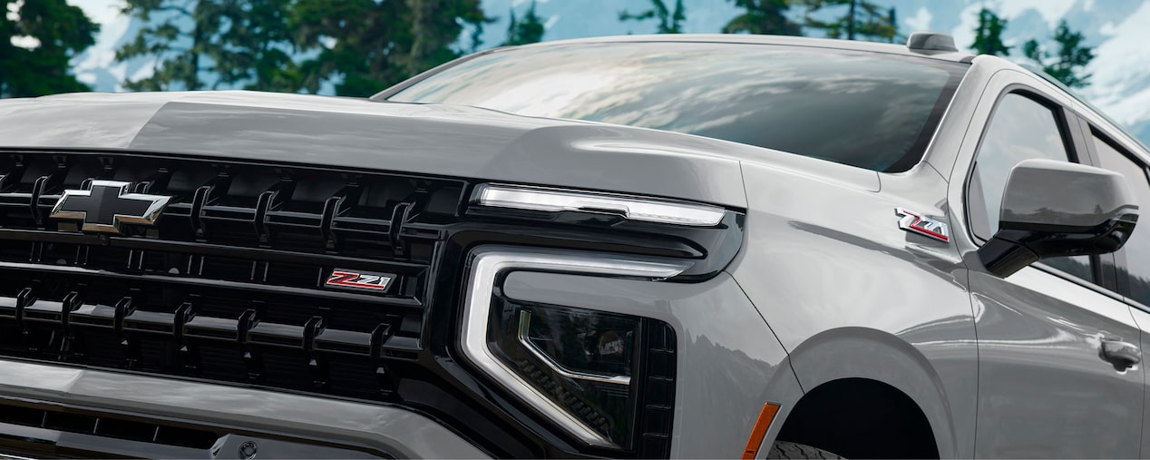 Frontal robusto de la Chevrolet Suburban Z71 con diseño agresivo y emblema Z71 destacado