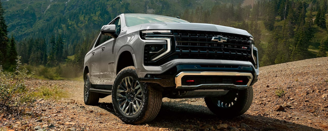 Chevrolet Suburban Z71 en terreno montañoso demostrando capacidad off-road y diseño robusto