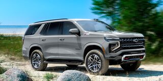 Chevrolet Tahoe 2025 Z71 en color verde recorriendo camino off-road junto al mar