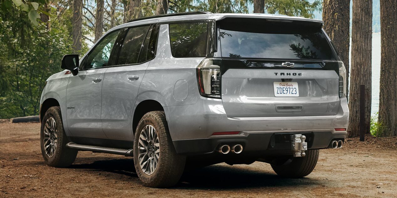 Detalle del espejo lateral y carrocería de la Chevrolet Tahoe 2025 en color blanco
