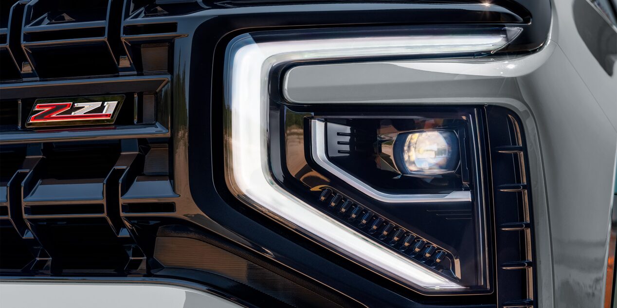 Faro LED frontal de la Chevrolet Tahoe 2025 Z71 con diseño moderno y emblema distintivo